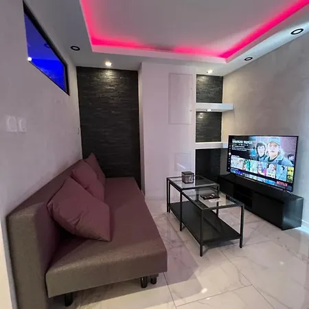 Standing Apartment *